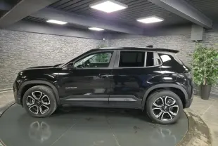Profil droit d’un Jeep Avenger noir 2025 avec jantes alliage 18 pouces et coques de rétroviseurs gloss black.