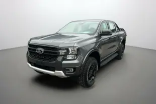 Ford Ranger 2025 gris carbone en 3/4 avant droit, avec calandre noire et pneus tout-terrain marqués Tremor.