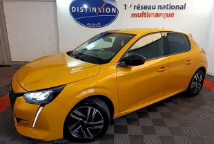 Peugeot 208 jaune vue 3/4 avant droit, feux LED allumés et jantes alliage noires distinctives.