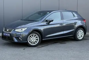 SEAT Ibiza TSI 115 Xcellence gris magnétique vue 3/4 avant avec jantes alliage 16 pouces et vitres surteintées.