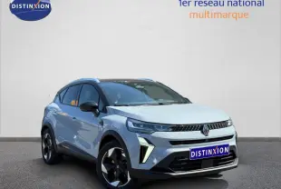 Renault Captur 2025 gris Rafale métallisé vue 3/4 avant avec toit noir et jantes alu noires distinctives.