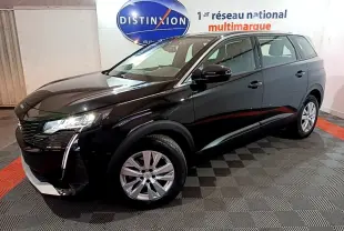 Peugeot 5008 noir vue 3/4 avant droit, avec feux LED et jantes alliage dans un showroom intérieur.