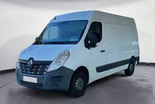 Renault Master blanc en vue 3/4 avant droit, fourgon utilitaire avec pare-chocs noir et grandes optiques arrondies.