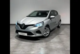 Renault Clio V 1.5 BluedCi 85ch Corporate Edition gris vue 3/4 avant droit avec phares allumés dans un showroom.