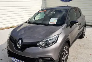 Renault Captur gris cassiopée avec toit noir, vue 3/4 avant droit, jantes alliage et calandre marquée Renault.