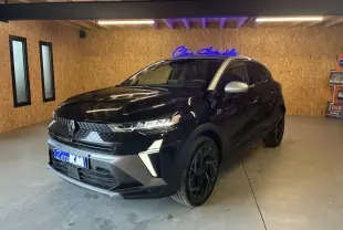 Renault Captur E-Tech hybride 2025 noir étoile avec toit gris, vue 3/4 avant en intérieur sous lumière artificielle.