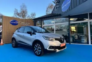 Renault Captur gris Platine avec toit noir, vue 3/4 avant droit sur parking devant concession Distinxion.