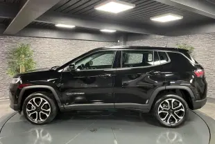 Vue latérale droite du Jeep Compass noir 2024 avec jantes alliage 18 pouces et détails de carrosserie lisse.