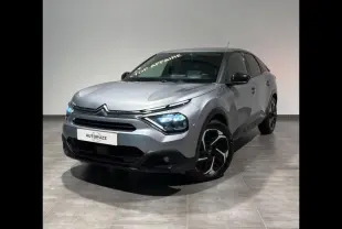 Citroën C4 gris en 3/4 avant droit avec phares LED allumés et jantes noires distinctives