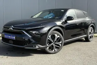 Citroën C5 X noir Perla en 3/4 avant droit, avec jantes alliage 19'' AeroX et signature lumineuse LED distinctive.