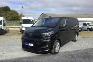 Peugeot Expert Cabine Approfondie noir en 3/4 avant droit, avec calandre noire et jantes argentées, stationné sur un sol gravillonné.
