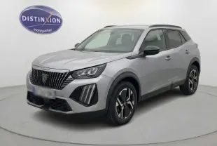 Peugeot 2008 Hybrid 145 e-DCS6 Allure gris, vue 3/4 avant droit, avec calandre distinctive et jantes stylisées.