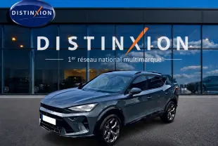 Vue 3/4 avant droite d'un CUPRA Formentor 1.5 etsi hybrid bleu fjord avec jantes 18 pouces devant un showroom Distinxion.