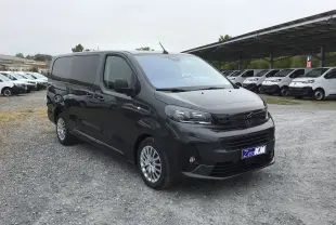 Peugeot Expert Cabine Approfondie gris titane vu en 3/4 avant droit, avec calandre noire et jantes alliage multibranches.