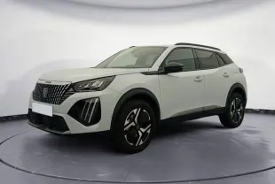 Peugeot 2008 Hybrid blanc en 3/4 avant droit, avec barres de toit noires et jantes alliage 17 pouces.