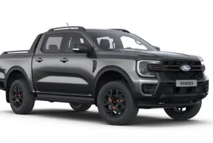 Vue 3/4 avant droite du Ford Ranger Double Cabine gris métallisé avec jantes noires et détails orange, look robuste tout-terrain.