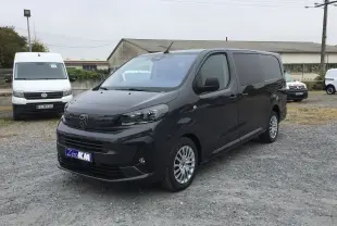 Peugeot Expert Cabine Approfondie gris titane vu en 3/4 avant droit, avec calandre noire et jantes alliage visibles.