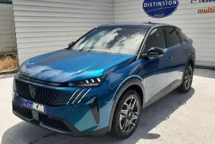 Peugeot 3008 1.2 Hybrid 145ch GT bleu obsession vue 3/4 avant avec calandre distinctive et jantes alliage.