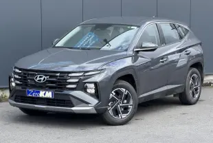 Hyundai Tucson 1.6 T-GDI Hybrid gris Ecotronic en 3/4 avant droit avec jantes alliage 17 pouces et calandre distinctive.