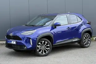 Toyota Yaris Cross bleu Genievre en 3/4 avant droit avec jantes alliage et protections noires sur carrosserie