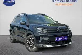 Citroën C5 Aircross 2025 noir Perla Nera vue 3/4 avant droit avec calandre distinctive et jantes spécifiques.
