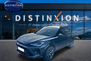 Vue 3/4 avant d'un CUPRA Formentor 1.5 etsi hybrid bleu fjord avec jantes 18 pouces devant un showroom Distinxion.