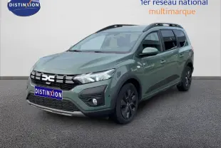 Dacia Jogger 2025 kaki lichen en 3/4 avant droit avec toit noir et jantes foncées.