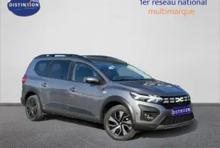 Dacia Jogger gris Schiste métallisé en 3/4 avant droit, break 7 places avec toit noir et jantes alliage.