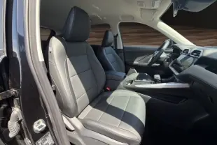 MG ZS 1.5 L HYBRID+ 197CH Luxury vert émeraude, vue 3/4 avant droit avec calandre large et jantes bi-ton 18 pouces.