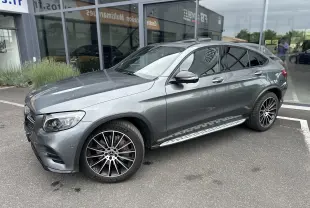 Mercedes GLC Coupé 250 D gris foncé vu de côté gauche 3/4 avant, avec jantes alliage et marchepieds métalliques.