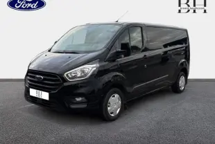 Fourgon Ford Transit Custom noir Agate métallisé vu en 3/4 avant droit sur fond neutre, avec calandre noire et phares LED.