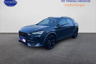 Vue 3/4 avant d'un CUPRA Formentor gris magnétique 2024 avec jantes noires et calandre distinctive.