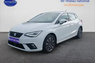 SEAT Ibiza blanc Nevada vue 3/4 avant droit, avec jantes alliage et phares LED triangulaires.