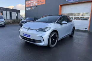 Vue 3/4 avant droite d'une Volkswagen ID.3 Pro S gris argent avec toit noir, stationnée devant un garage autos.fr