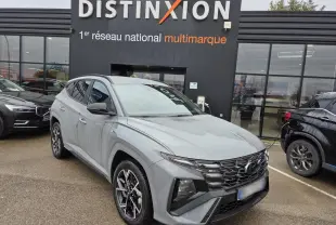 Hyundai Tucson 2025 gris métallisé en 3/4 avant droit, avec calandre N Line noire et jantes alliage 19 pouces.