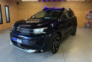 Vue 3/4 avant droite du Citroën C5 Aircross bleu Eclipse Métal avec calandre distinctive et jantes bi-ton.