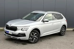 Skoda Kamiq gris argent vu en 3/4 avant droit avec jantes alliage et vitres surteintées.