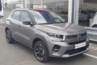 Citroën C3 2025 gris foncé avec toit noir, vue 3/4 avant droit, feux LED et jantes bi-ton distinctives.