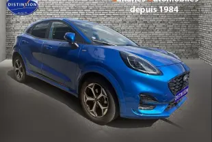 Ford Puma bleu 3/4 avant droit avec jantes alliage 17 pouces et kit carrosserie ST-Line visible.