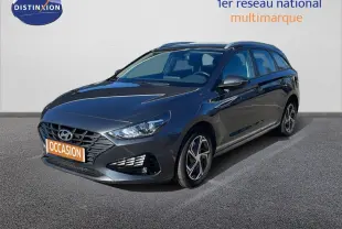 Hyundai i30 SW 2021 Dark Night Metal vue 3/4 avant droit avec jantes alliage et calandre marquée