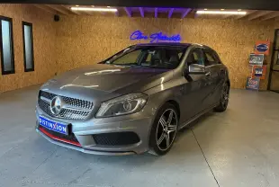 Mercedes Classe A 250 AMG Sport gris vue 3/4 avant droit en intérieur, avec jantes noires et détails rouges sur le pare-chocs.