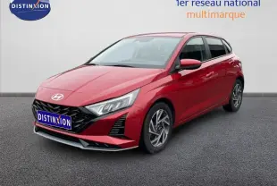 Hyundai i20 rouge Dragon Metal vue 3/4 avant droit, mettant en valeur ses optiques LED et sa calandre noire distinctive.