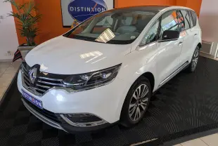 Renault Espace blanc nacré vu en 3/4 avant droit, avec jantes bi-ton et calandre chromée dans un showroom.