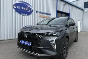DS7 BlueHDi 130 Pallas gris titane en 3/4 avant droit, avec calandre distinctive et feux LED verticaux.