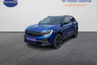 Renault Austral E-Tech hybride bleu Iron Metal avec toit noir, vue 3/4 avant mettant en valeur ses jantes noires.