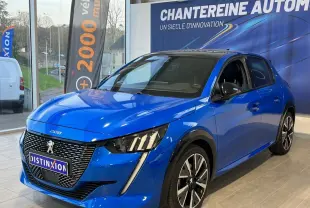 Peugeot 208 PureTech 130 GT Line bleu vue 3/4 avant droit en showroom avec phares LED et jantes alliage.