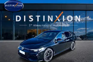 Volkswagen Golf 1.5 ETSI Evo2 noire vue 3/4 avant avec jantes R-Line devant showroom Distinxion.