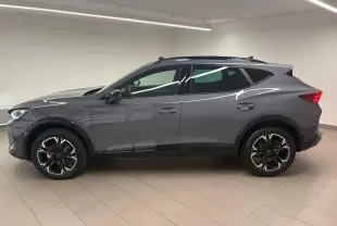 Vue latérale droite du CUPRA Formentor gris Graphène 2025 avec toit ouvrant panoramique et jantes alliage 18'' usinées.