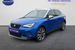 SEAT Arona bleu saphir métal avec toit blanc, vue 3/4 avant droit, jantes alliage et calandre distinctive.