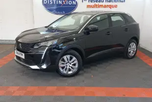Peugeot 3008 noir vue 3/4 avant droit en intérieur, avec calandre distinctive et jantes alliage.